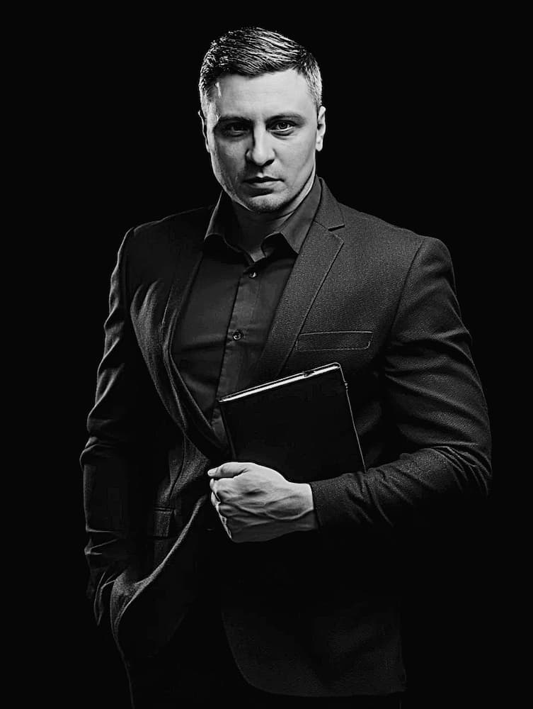 Адвокат Андрей Серов